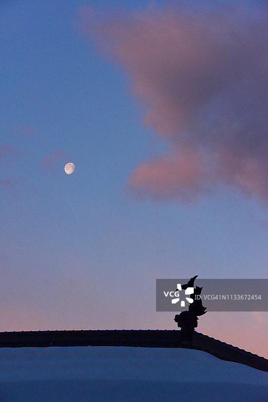 带有月亮的日式屋顶装饰图片素材