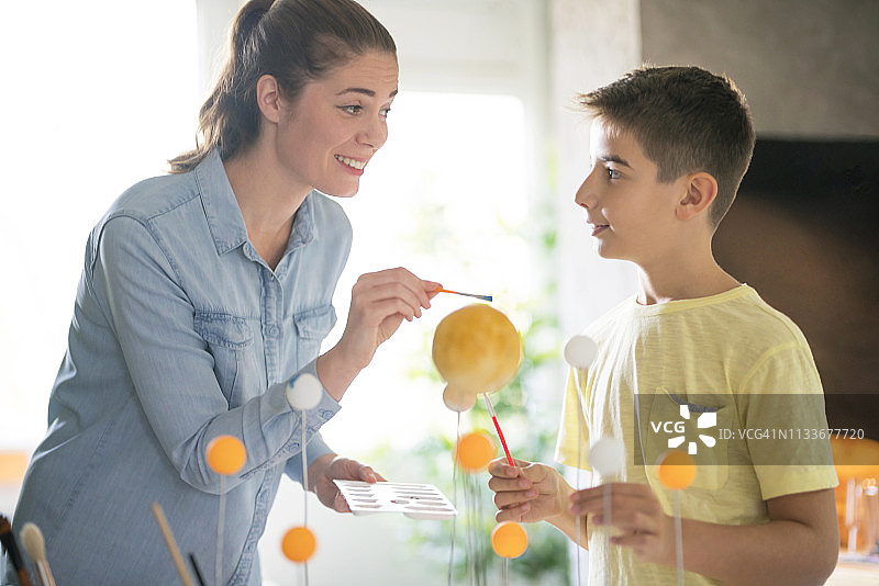 抚养男孩图片素材