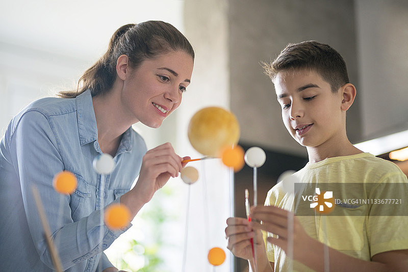 和妈妈一起制作太阳系模型图片素材
