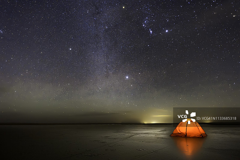中国内蒙古自治区二连浩特市湖泊上的银河图片素材