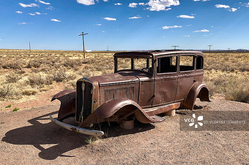 美国亚利桑那州石化林国家公园的旧 66 号公路标志图片素材