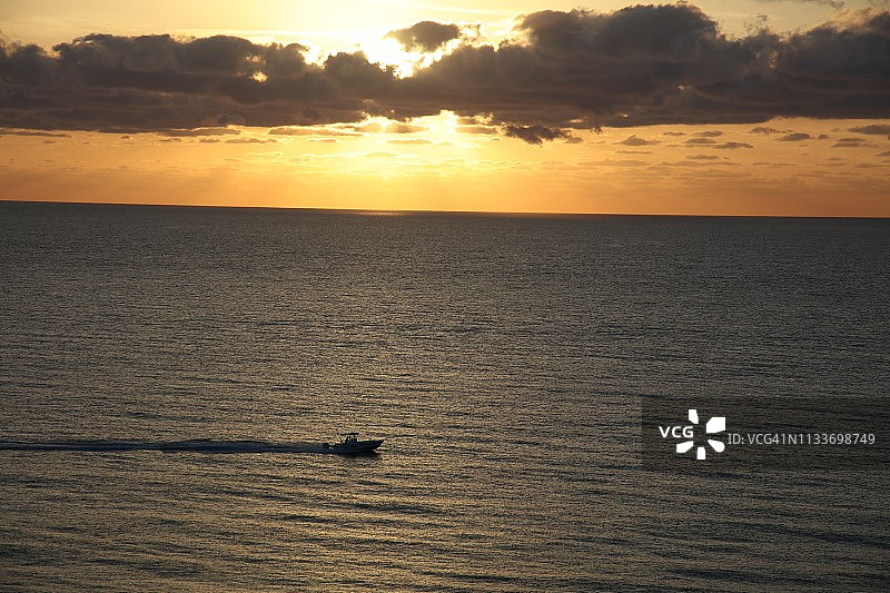 与鱼一起醒来图片素材