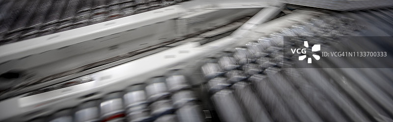 配送仓库中的传送带图片素材