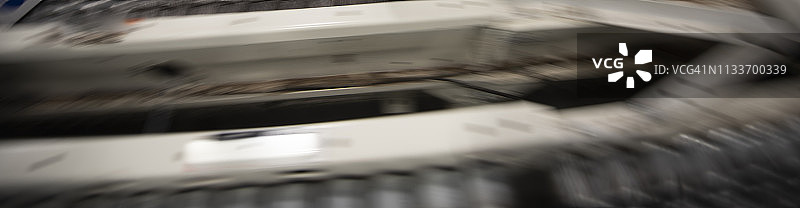 配送仓库中的传送带图片素材