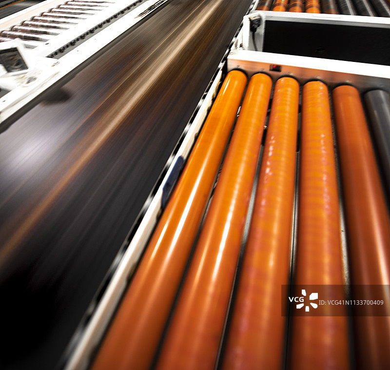 配送仓库中的传送带图片素材