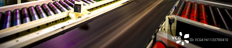 配送仓库中的传送带图片素材