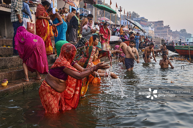 在瓦拉纳西的恒河圣河中沐浴的印度教朝圣者图片素材