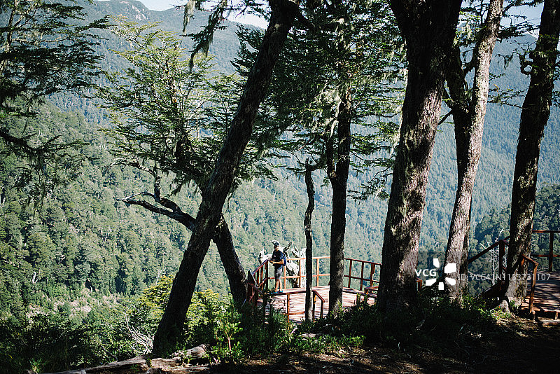在瞭望台观看山景的男人图片素材