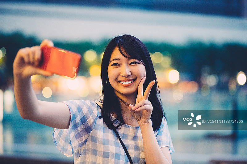 微笑的日本女人自拍图片素材