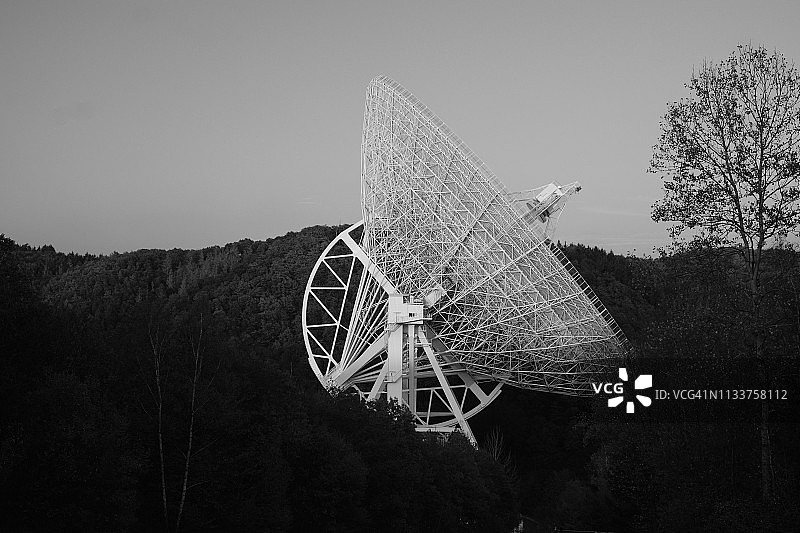 黑白科学望远镜图片素材