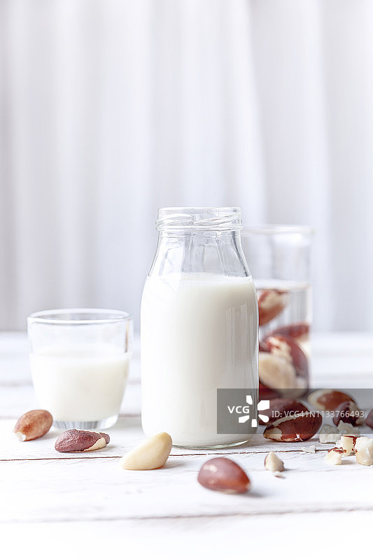 自制纯素巴西坚果奶图片素材