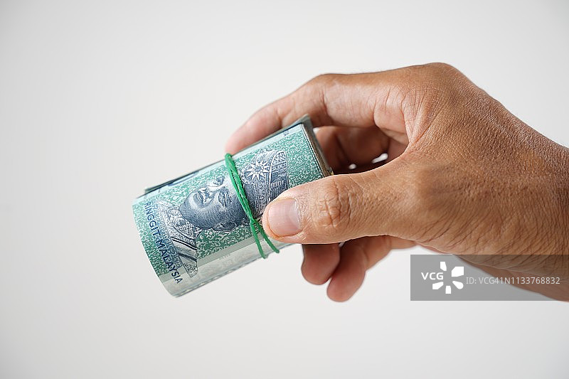 亚洲人手持马来西亚林吉特图片素材