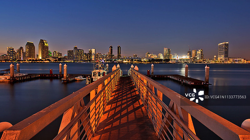 从科罗纳多渡轮码头眺望圣地亚哥天际线图片素材