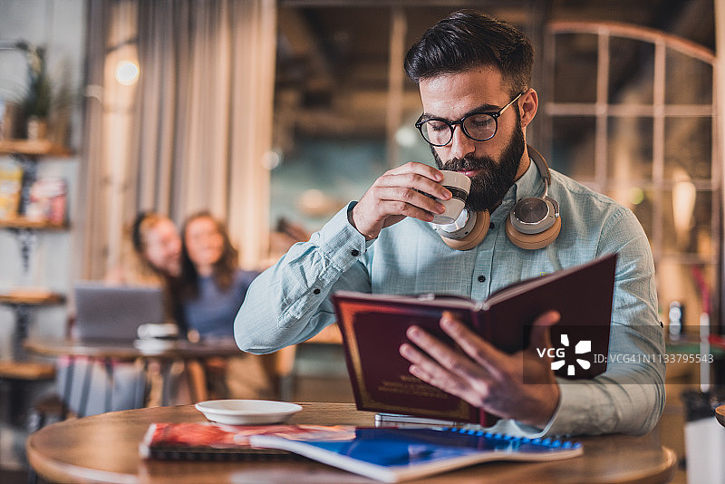 男学生喝咖啡读书图片素材