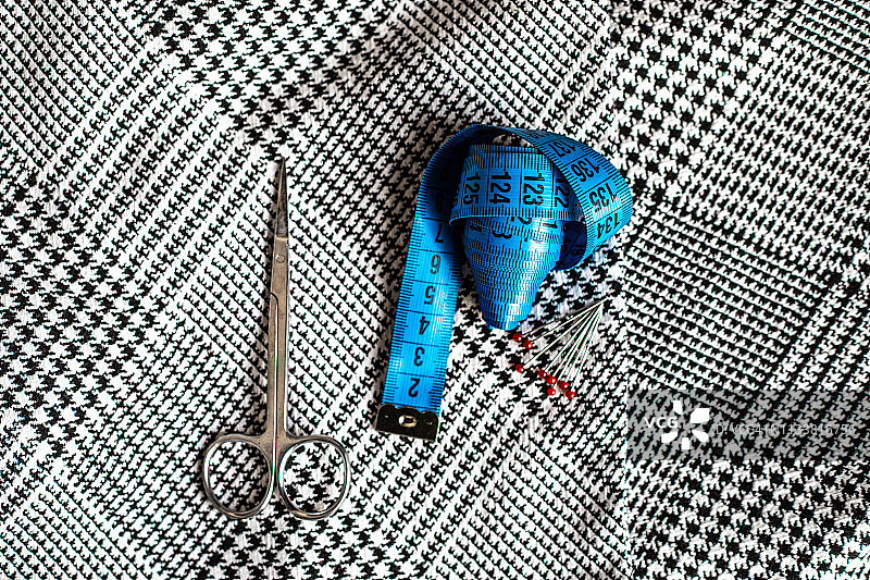 缝纫用品：面料、卷尺、球头缝纫针和剪刀图片素材