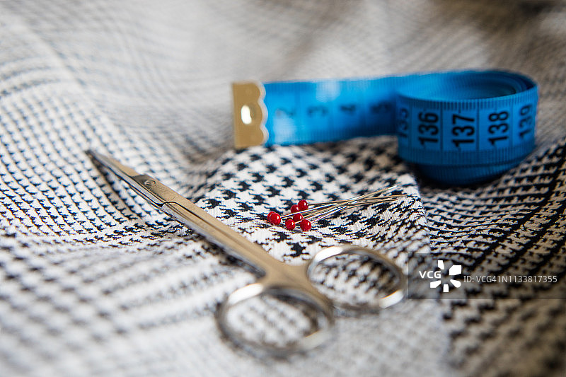 缝纫用品：面料、卷尺、球头缝纫针和剪刀图片素材