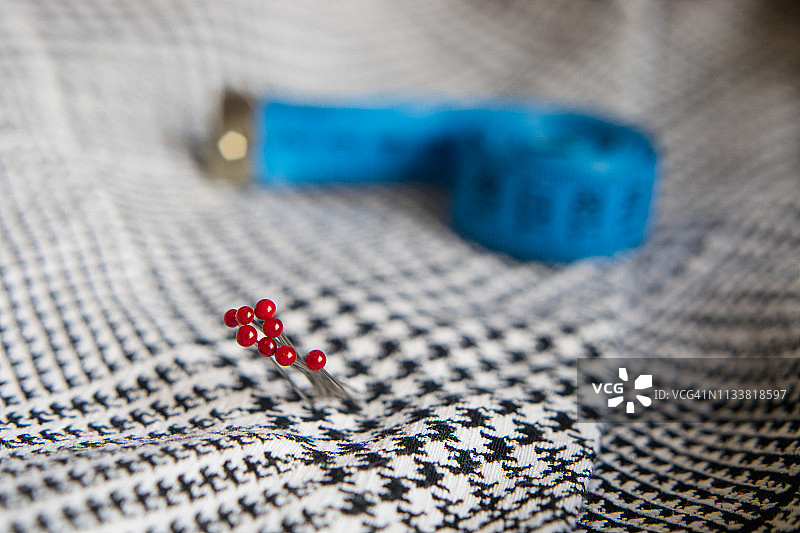 缝纫用品：布料、卷尺、圆头缝纫针图片素材