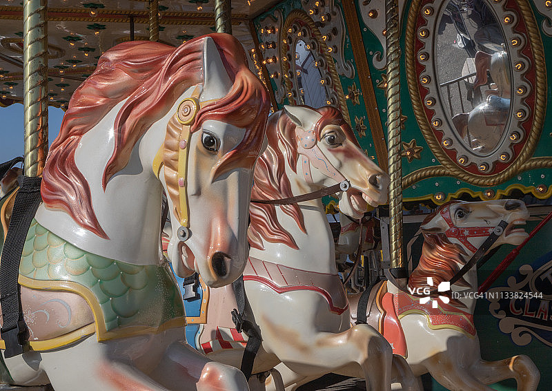 旋转木马（旋转木马）的马匹，英格兰肯特郡赫恩湾码头图片素材