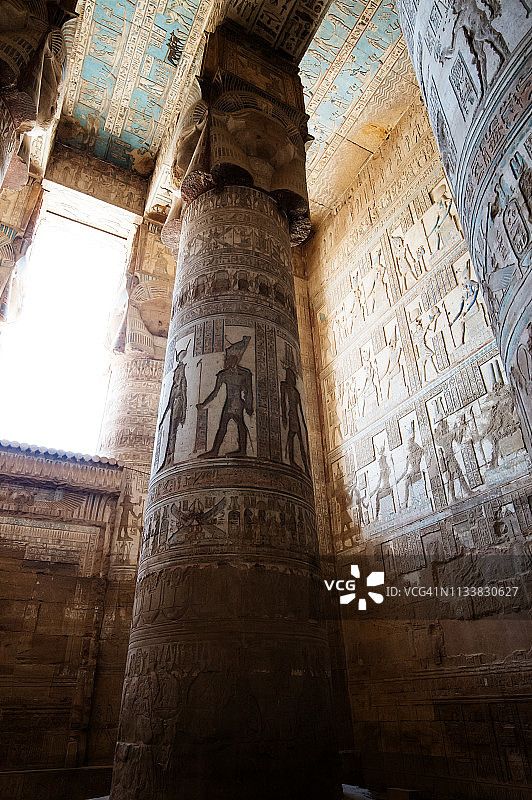 丹德拉神庙彩绘雕刻的多柱厅内部：埃及古庙，近基纳图片素材