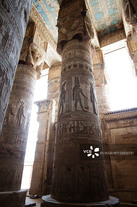 丹德拉神庙彩绘雕刻的多柱厅内部：埃及古庙，近基纳图片素材
