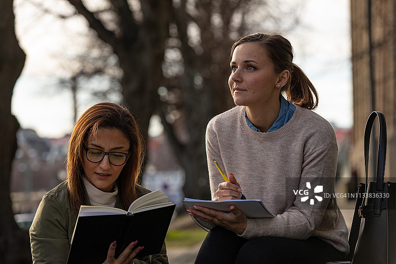 两个女人在城市里学习图片素材