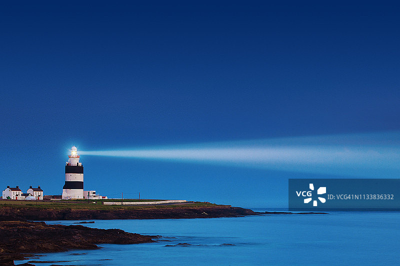 夜晚的灯塔图片素材