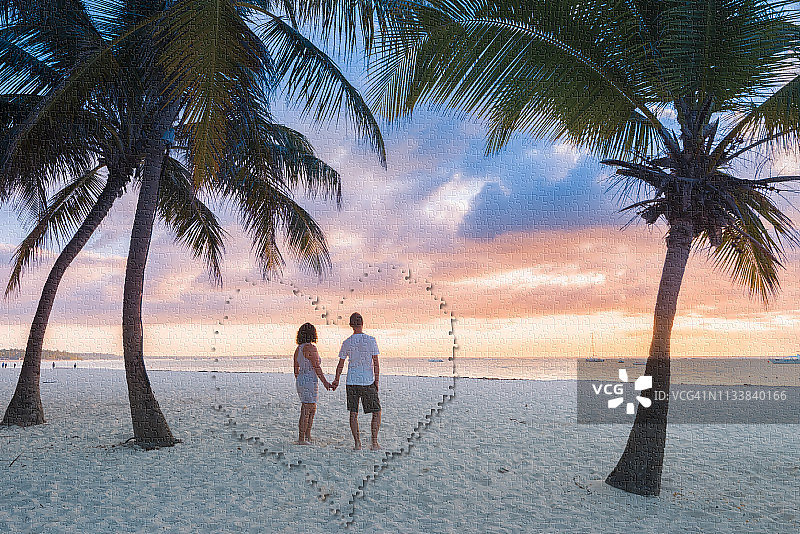 热带海滩情侣拼图图片素材