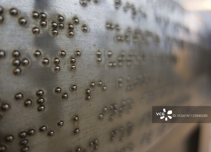 银色金属标志上的盲文图片素材