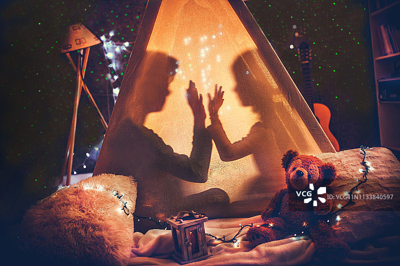 孩子们在帐篷里举行派对图片素材