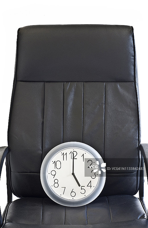 椅子上的时钟，五点整图片素材