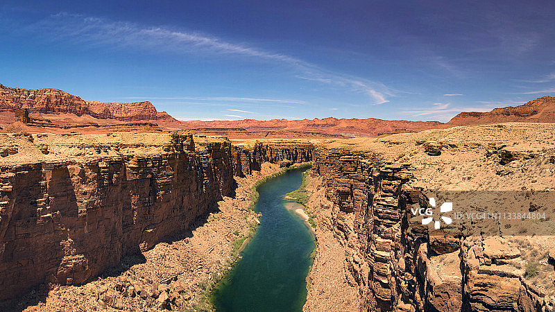 亚利桑那州朱砂悬崖国家纪念碑科罗拉多河、纳瓦霍桥全景图片素材