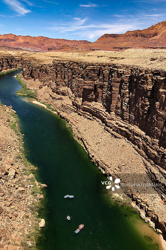科罗拉多河上的漂流者，位于亚利桑那州朱砂崖国家纪念碑的纳瓦霍桥附近图片素材