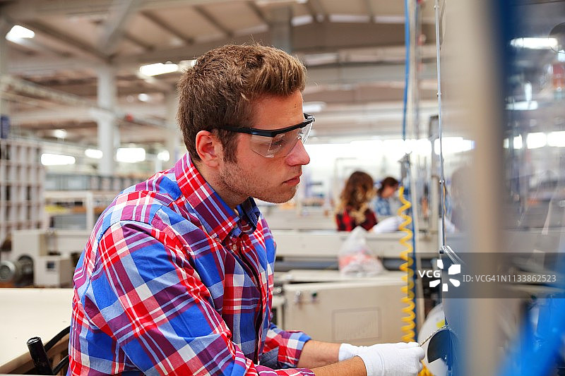 工厂生产线上的工人图片素材