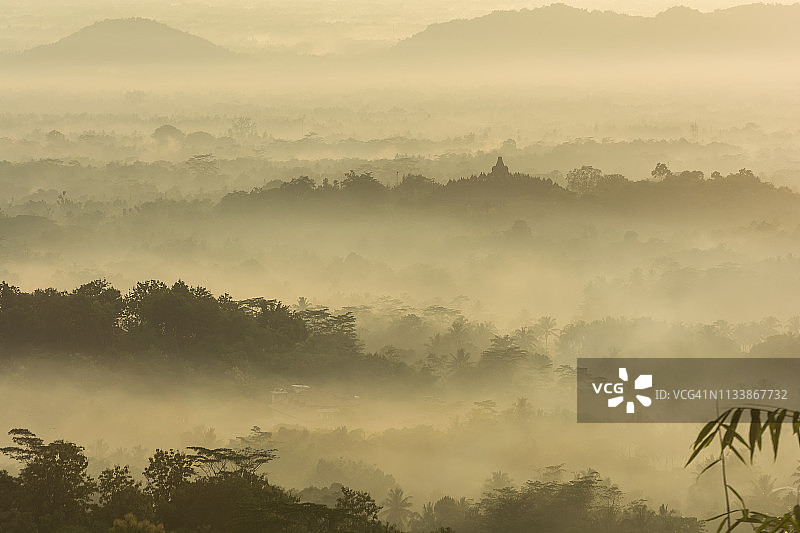 婆罗浮屠寺庙的朦胧早晨图片素材