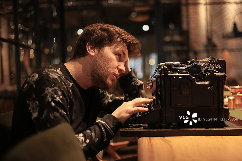 年轻作家用打字机写作图片素材