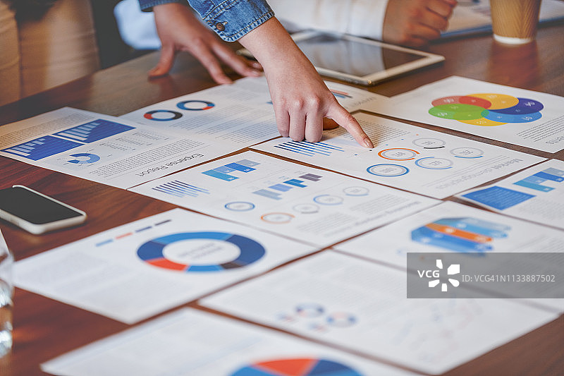 在商务演示或研讨会上，董事会桌子上的文书工作和手图片素材