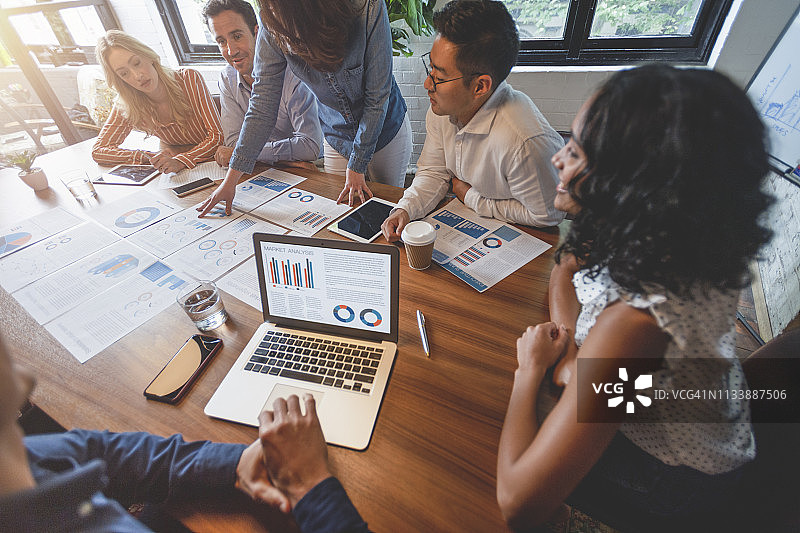 在商务演示或研讨会上，董事会桌子上的文书工作和手图片素材