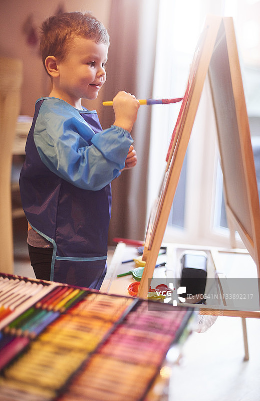 在家画画的微笑幼儿图片素材