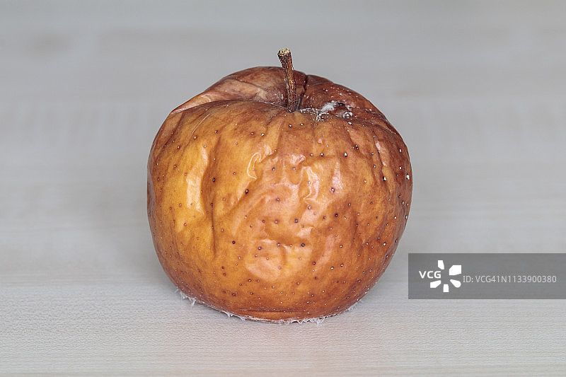 有皱纹和霉菌的腐烂苹果图片素材