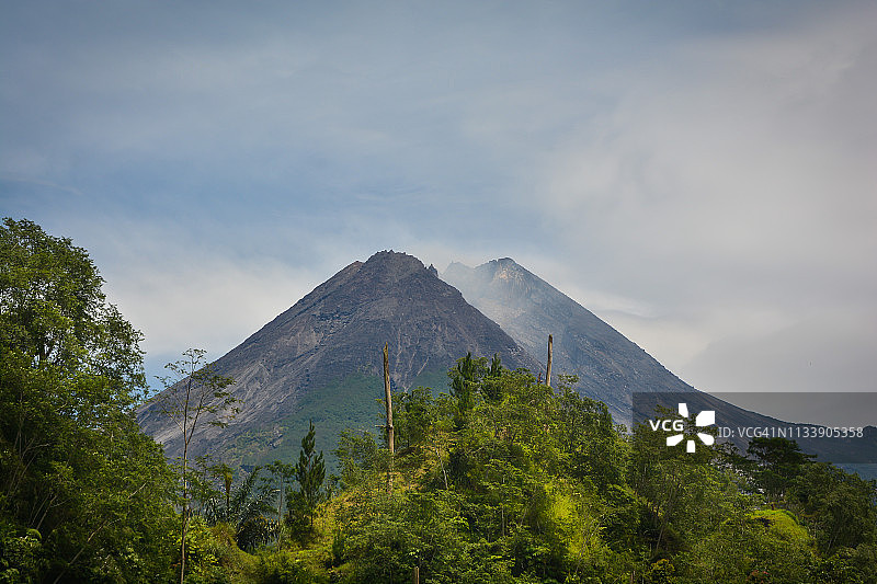 默拉皮火山峰图片素材