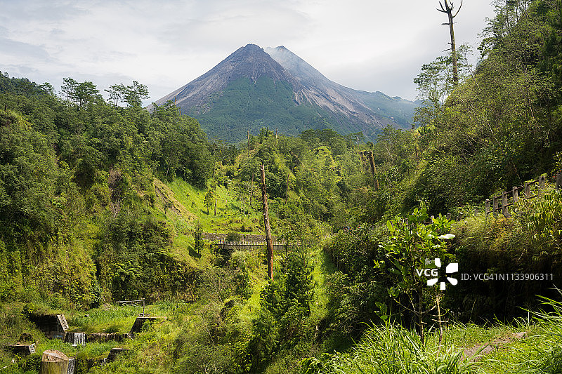 从黄河看到的默拉皮火山峰顶景色图片素材