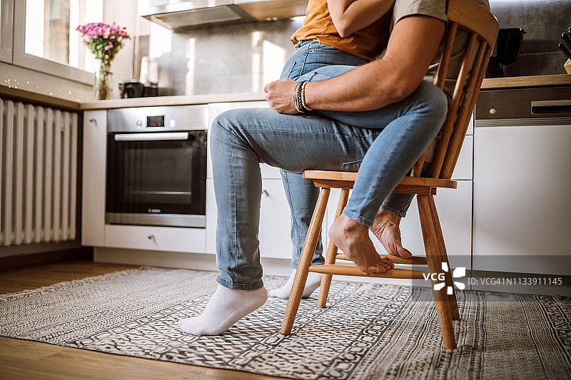 在厨房里亲热的快乐情侣图片素材