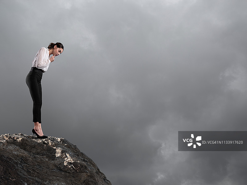 向下看的女商人图片素材