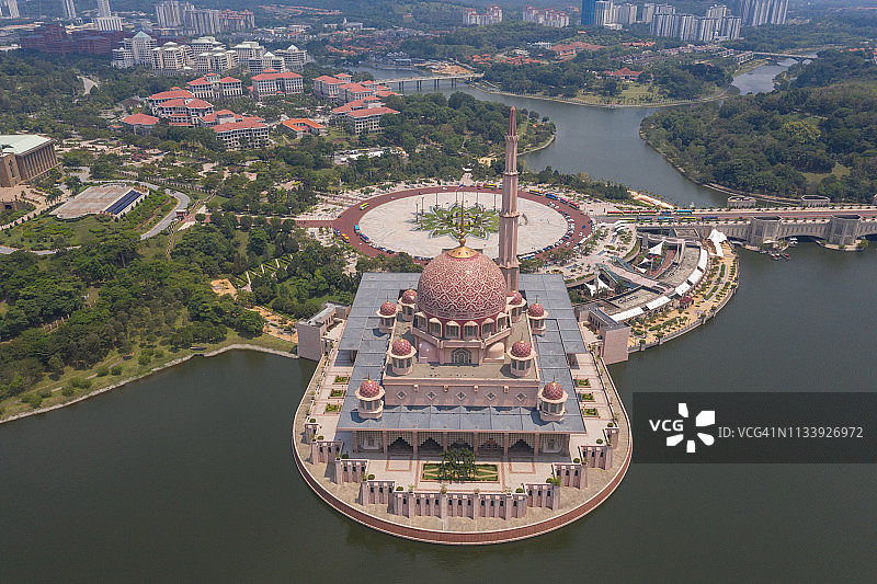 马来西亚吉隆坡布特拉清真寺白天航拍景象图片素材