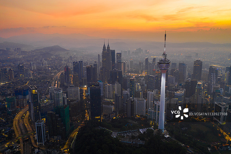 吉隆坡天际线航拍俯视图：马来西亚吉隆坡双子塔和吉隆坡塔（早晨）图片素材