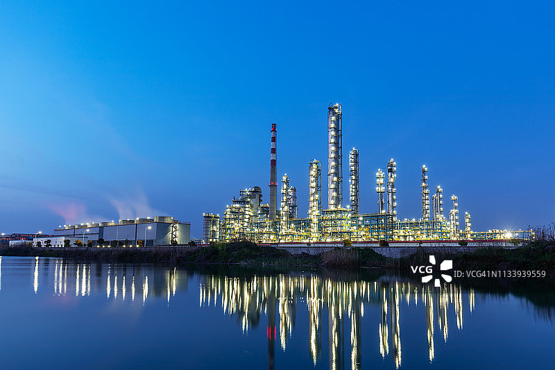 夜间化工厂图片素材
