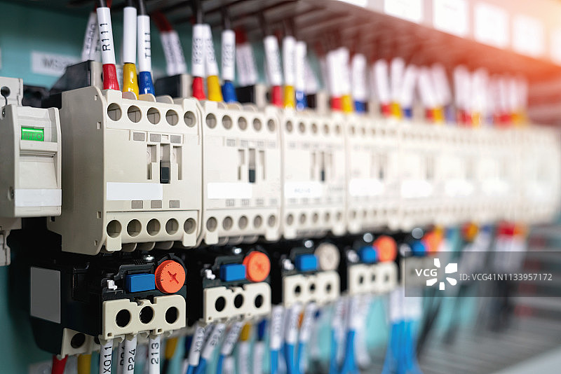 磁力断路器，电气背景，带接线的控制面板图片素材