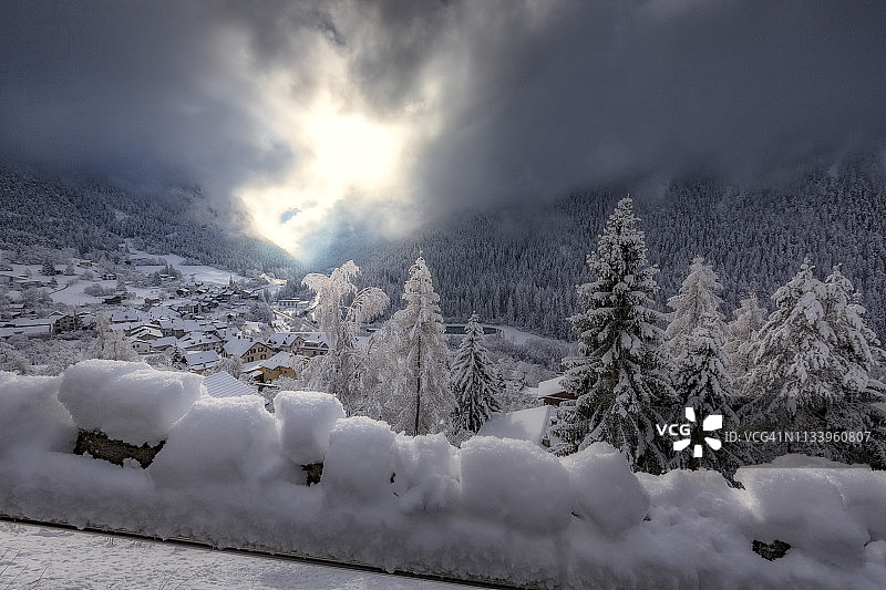 瑞士菲利苏尔冬季雾蒙蒙的天空图片素材