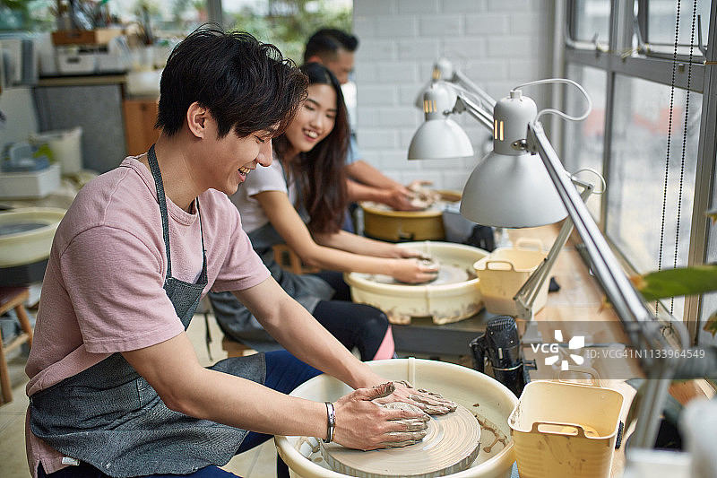 实习生在陶艺工作坊中塑造泥土图片素材