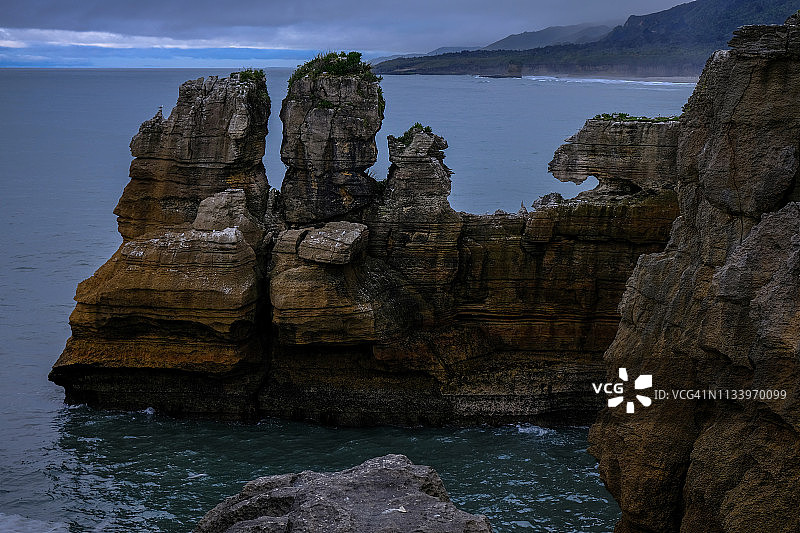 新西兰西海岸薄暮时分的千层岩景观图片素材